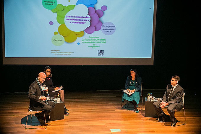 Promovido pela UFCSPA, debate destacou as contribuições das universidades à sociedade, que muitas vezes acaba passando despercebido