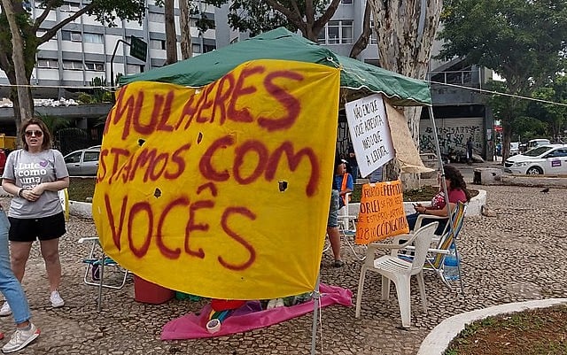Carpa montada por moradores en la plaza para evitar que mujeres sean constreñidas por grupo religioso