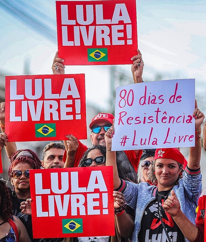 Integrantes da vigília em Curitiba