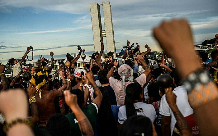 Indígenas durante protesto em frente ao Congresso Nacional, em Brasília (DF), em 2017