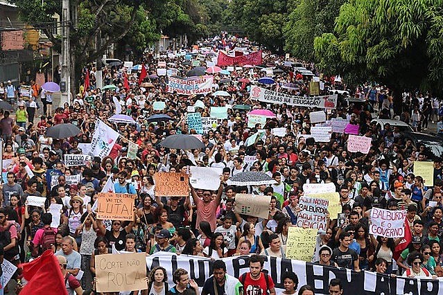 Profesores, trabajadores y estudiantes se movilizaron este 15 de mayo contra los recortes en la educación