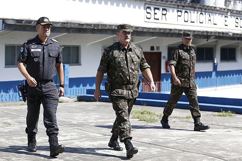 No documento há relatos de invasões de casas, agressões físicas e até mesmo estupro. Este mês a intervenção completa 8 meses