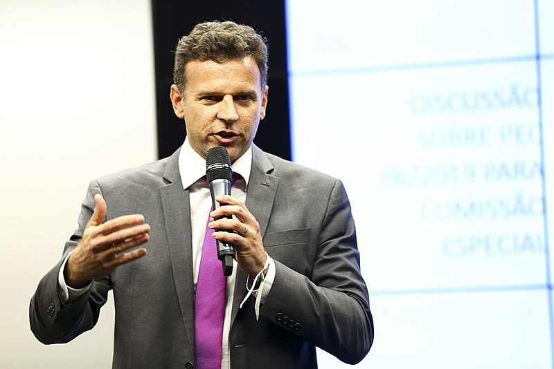 Eduardo Moreira: "É um governo que aprofunda essa dependência, e nos trata como seres econômicos de planilhas de Excel"