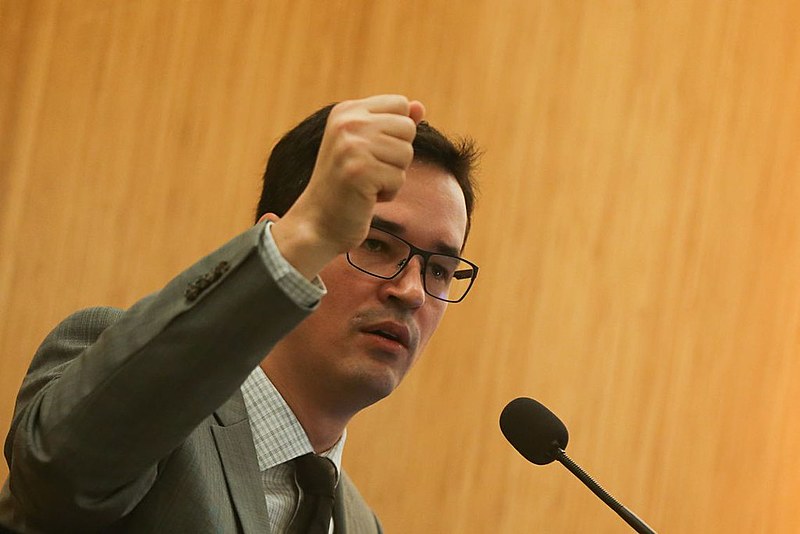 Novo material divulgado pelo Intercept Brasil neste domingo revela que Dallagnol temia que Moro protegesse Flávio Bolsonaro no caso Queiroz