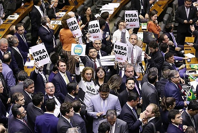 Pleno de la Cámara de Diputados votó texto de la reforma de las Pensiones en clima electrizante y bajo protestas de opositores