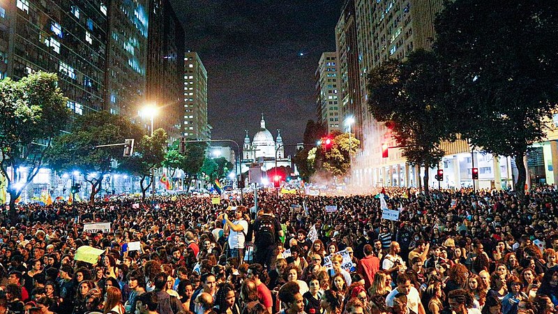 Manifestantes protestaram contra bloqueio de recursos para universidades e institutos federais anunciado pelo MEC