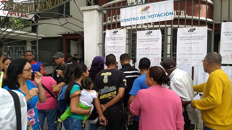 Desde o começo da manhã, milhares de venezuelanos comparecem aos centros de votação para eleger seu candidato constituinte