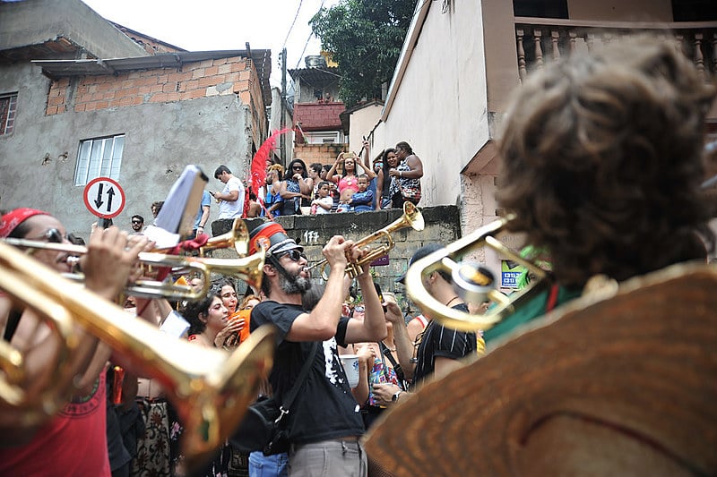 Festa na capital é marcada por bom humor e protestos