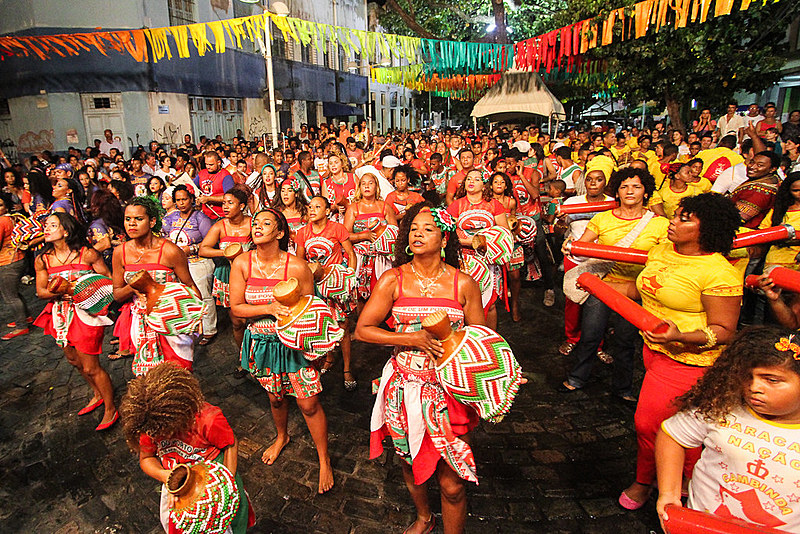 São nesses dias de folia que se expressa toda a força criativa do povo que toma as ruas com seus ritmos, fantasias, danças e animação