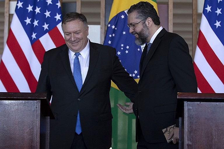 Como em outros temas, Ernesto Araújo (dir), chanceler brasileiro, se alinha ao secretário de Estado dos EUA, Mike Pompeo