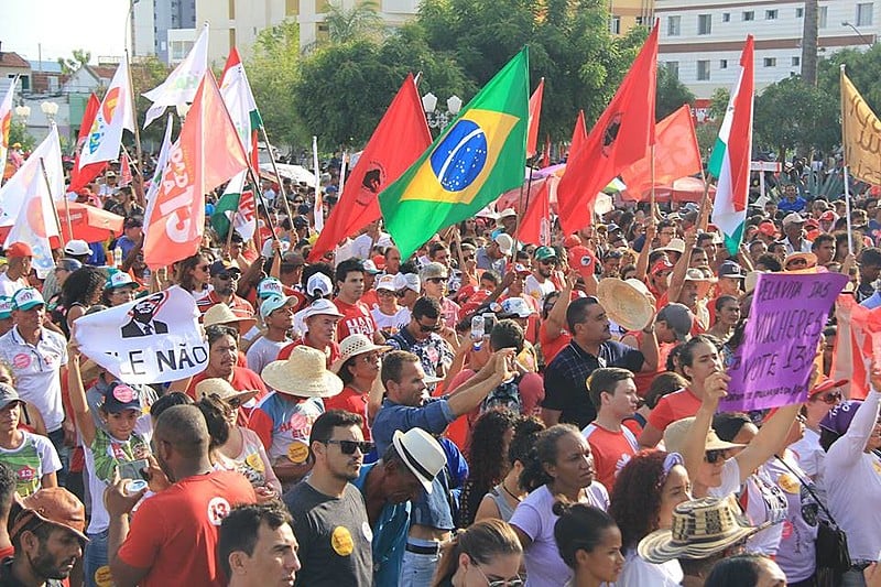 Manifestantes demonstrararam apoio a Haddad, que em contraposição a Bolsonaro (PSL), defende a manutenção das políticas de convivência.