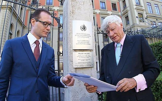 Cristiano Zanin (esq.) e Geoffrey Robertson (dir.) em frente ao Comitê da ONU, em Genebra