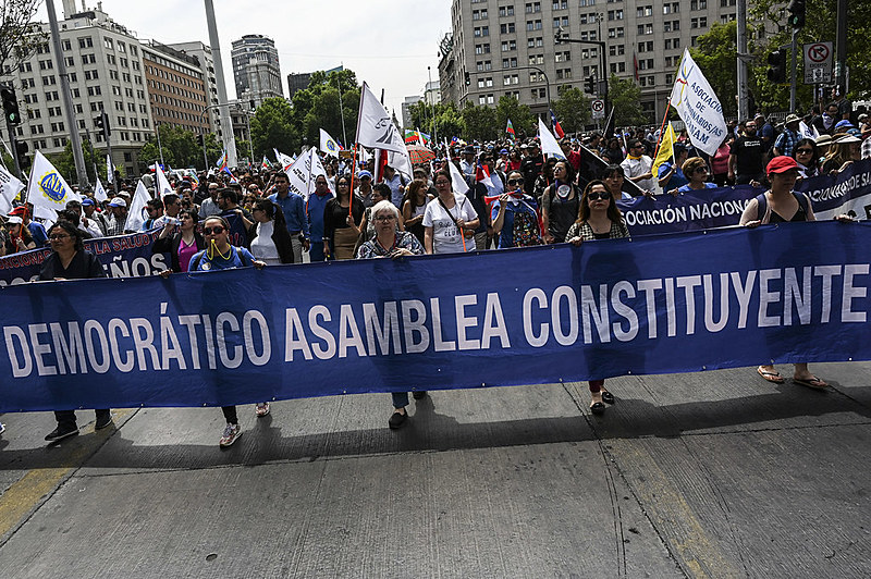 Os protestos se tratam da maior revolta popular da história do Chile, duramente criminalizados e reprimidos pelo governo chileno