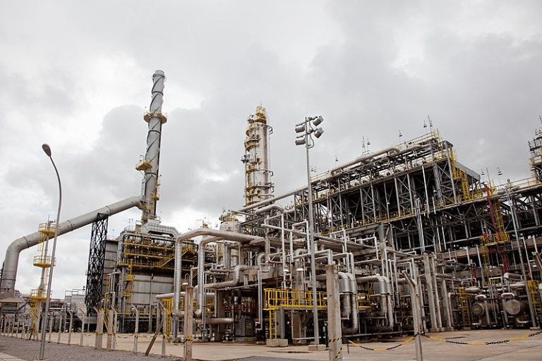 Emissão de gases da Refinaria Abreu e Lima adoece moradores e separa famílias em Suape (PE)