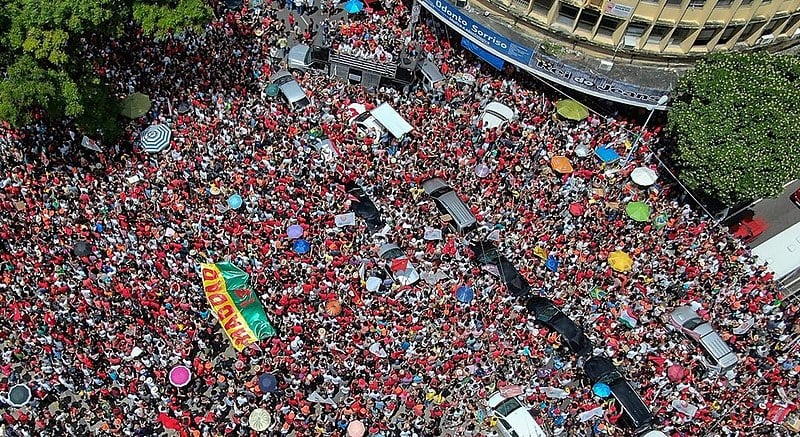 Uma multidão lotou o centro da cidade de João Pessoa para receber o candidato a presidente, Fernando Haddad (PT).