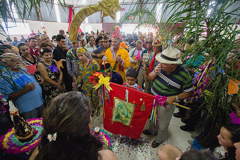 Em geral, a festa da Folia é organizada por um festeiro que fez algum pedido aos três reis santos e teve sua graça atendida