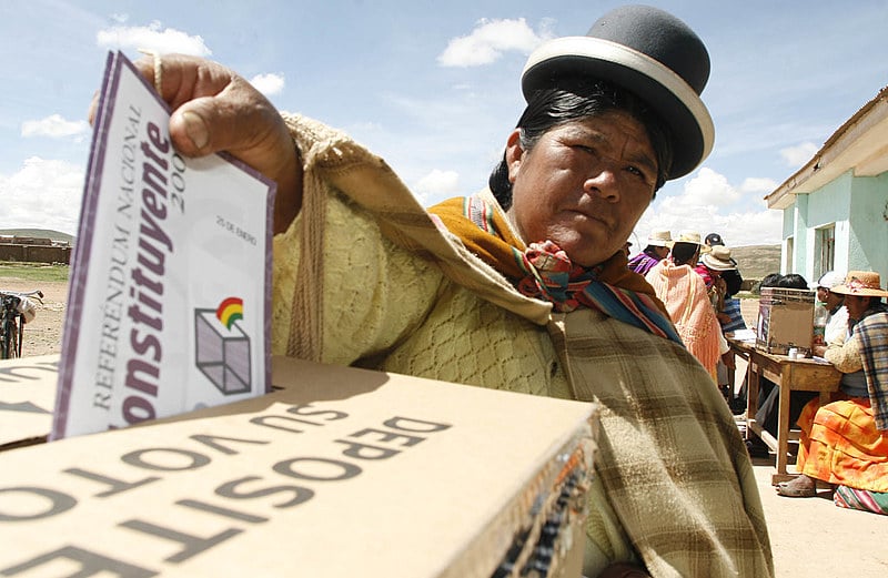 Buscando refletir imensa diversidade étnica e cultural boliviana, texto é considerado um marco histórico recente