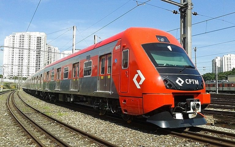 Trabalhadores protestam contra leilão de linhas da CPTM nesta terça (25), em SP