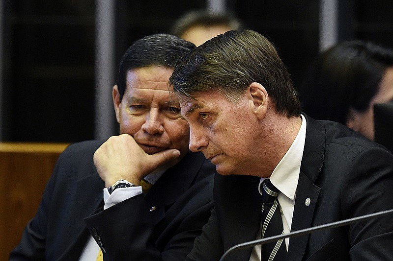 General Mourão (esq.) e Bolsonaro (dir.) precisam dar respostas ao mercado financeiro sobre a reforma da Previdência