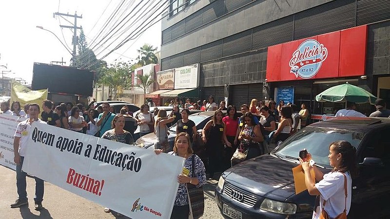 Professores de São Gonçalo em ato na última quarta-feira (15) como parte da greve que acontece desde o início do mês