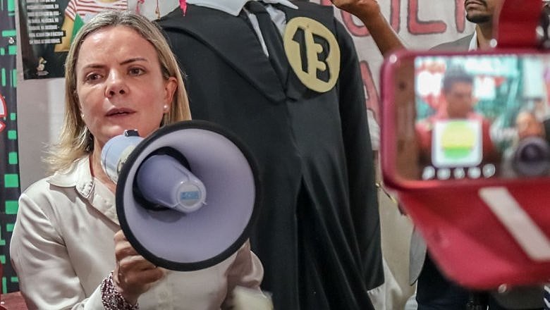 Presidenta do PT, Gleisi Hoffmann, relata encontro com ex-presidente Lula, para membros da Vigília Lula Livre, em Curitiba (PR).