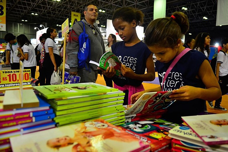 Bienal do Livro do Rio de Janeiro se viu às voltas com um prefeito censor, disposto a recolher livros sob o pretexto de “proteger crianças".