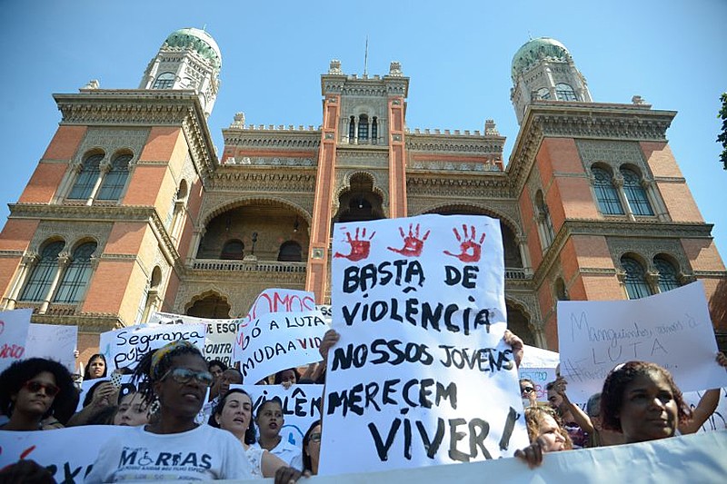 Mulheres do movimento Mães de Manguinhos protestam pela vida de filhos e parentes