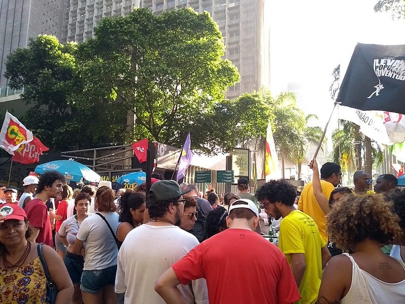 Na Avenida Rio Branco, no centro da cidade, centenas de pessoas protestaram contra a decisão