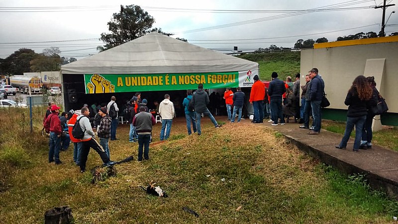 Na Repar, o Sindipetro  realizou paralisação de duas horas, recordando também que a privatização piora as suas condições de trabalho