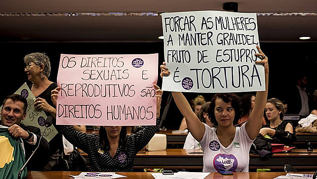 Mujeres protestan contra PEC 181 durante sesión de la comisión que analiza la materia en la Cámara Federal