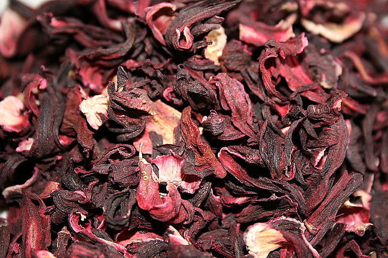 Chá gelado com as folhas secas de hibisco sabdariffa vão além da função de emagrecimento