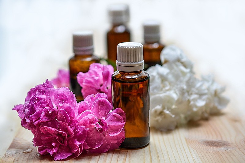 A aromaterapia extrai óleos essenciais de plantas e contribui para o bem estar físico e emocional