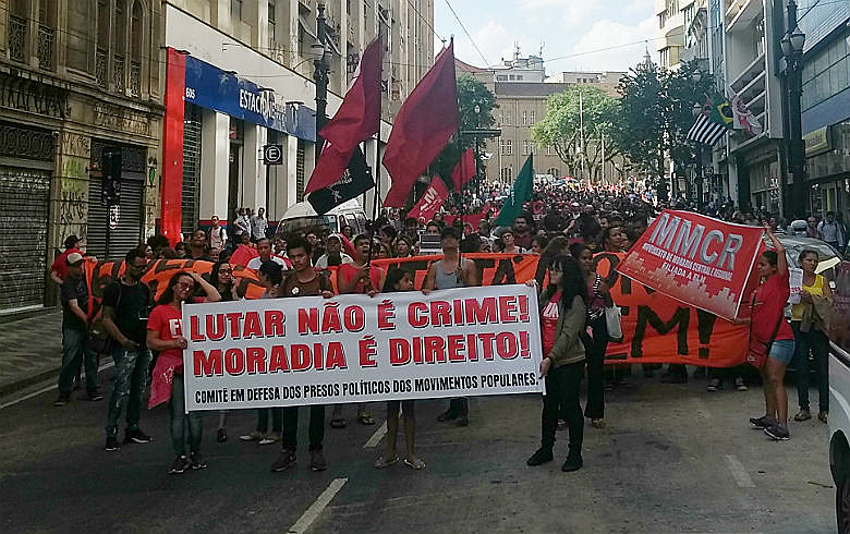 Manifestantes saíram em passeata pelo centro de São Paulo