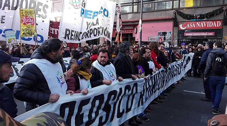 Manifestantes exigiram a reintegração dos trabalhadores, repudiaram a repressão da polícia e montaram um acampamento na frente do Congresso