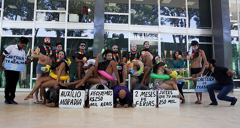 Militantes vestiram roupas de praia em alusão aos 195 dias de folga a que os magistérios têm direito