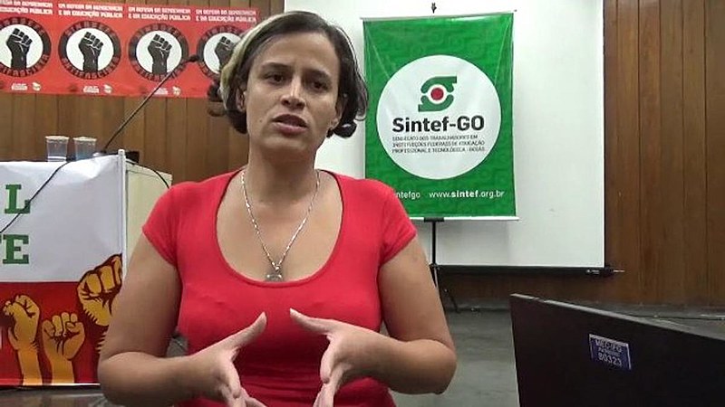 Marques foi encamainhada à delegacia após tentar filmar abordagem policial