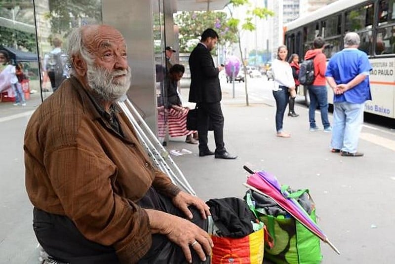 José Aparecido Nogueira, 73 anos, foi morar na rua após a prefeitura derrubar muro e interditar hotel que ele usava na região da Cracolândia
