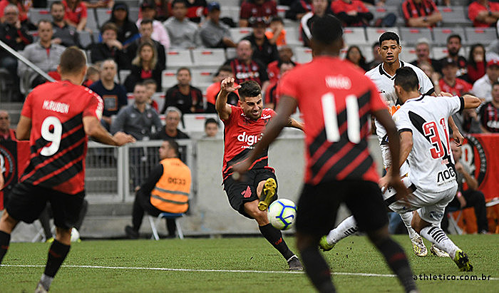 Se a situação entre os homens é longe do sonho de jogador que fica famoso e rico, no futebol praticado por mulheres é pior ainda.