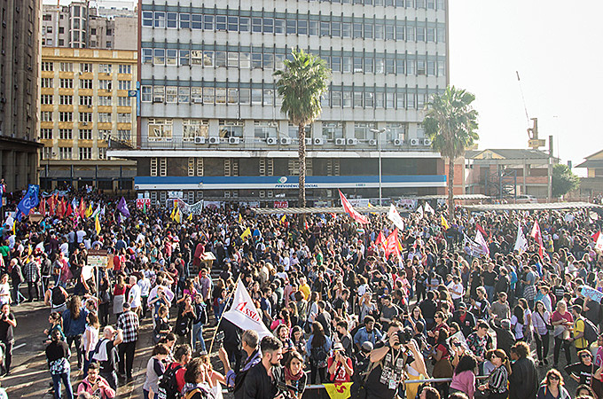 Milhares de estudantes e trabalhadores saíram às ruas no dia 15 de Maio, contra os cortes na Educação e a reforma da Previdência