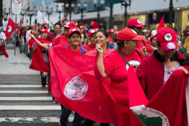 Mulheres do campo marcham em Curitiba contra a violência e por reforma agrária