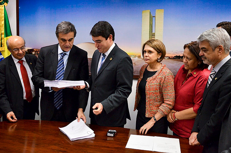 José Eduardo Cardoso protocola defesa de Dilma no Senado