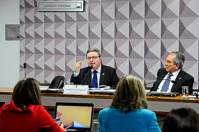 Según el senador Lindbergh Farias (PE-T-RJ)  “Lo que está sucediendo es increíble, es una vergüenza"