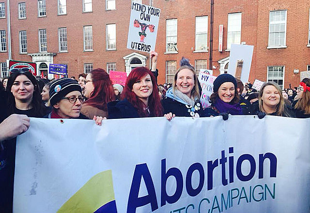 Mulheres fazem ato durante campanha pela legalização do aborto na Irlanda