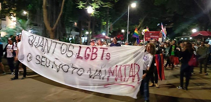 O Coletivo Arouchianos realizou ato em memória de Priscila e Laysa