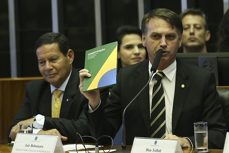 O presidente jurou à Constituição ao assumir o cargo