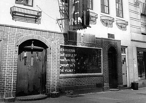 Fachada do Stonewall Inn em 1969, ano em que uma batida policial no local, frequentado pela comunidade LGBTI, gerou uma onda de protestos