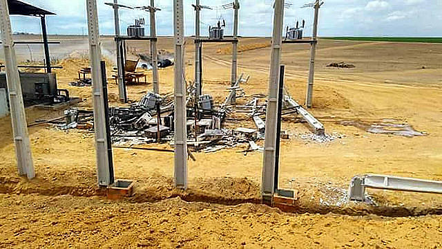 Parte do maquinário destruído para impedir a captação empresarial da água