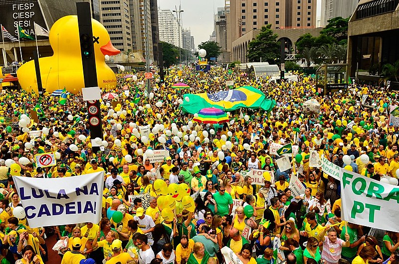 Manifestação na Avenida Paulista, São Paulo (SP), em março de 2016, levantava bandeiras antipetistas
