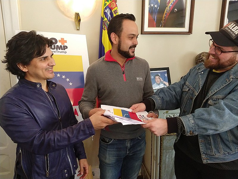Representante da ALBA Movimientos entrega documentos assinados para o cônsul-geral e o vice-cônsul da Venezuela em São Paulo