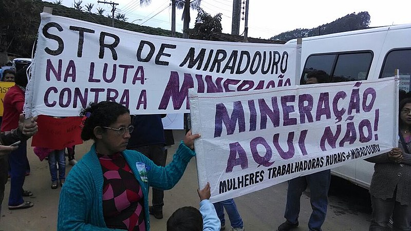População protesta no município mineiro de Muriaé (MG) contra a Companhia Brasileira de Alumínio (CBA)